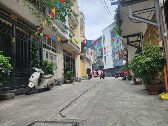 Nhà phố Lê Văn Sỹ, Quận 3, 50m² - Bán gấp, hẻm xe hơi tránh