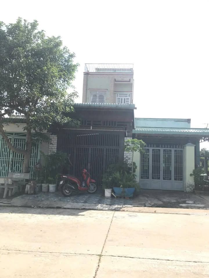 Nhà phố 1 trệt 1 lầu Bến Cát 135m² giá 2 tỷ - Sát trường cấp 2 và trạm y tế!