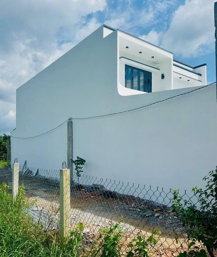 Nhà 1 trệt 1 lầu 100m² tại Ấp Kế Mỹ, Long An - Sổ hồng hoàn công, giá chỉ 1.85 tỷ!