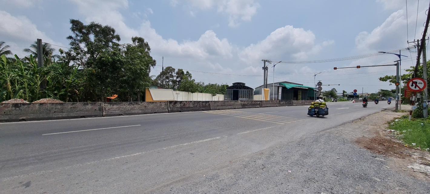 Kho xưởng 2017m² mặt tiền QL1A, xã Mỹ Đức Tây, giá 13.5 tỷ - Đầu tư sinh lời ngay!