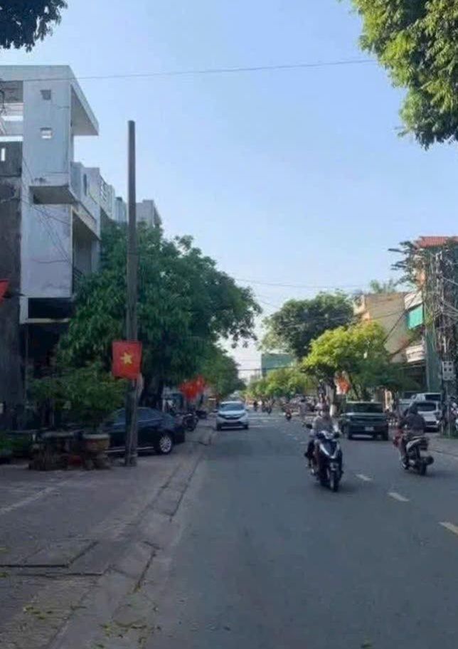 Nhà 1 lầu 1 trệt hẻm Lê Thánh Tôn, 175m² giá 2 tỷ - Hướng Đông mát mẻ!