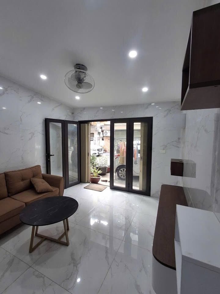 Căn hộ tập thể tầng 1 Thạch Bàn 50m² giá 3 tỷ - Vị trí đẹp, ô tô đỗ cửa!