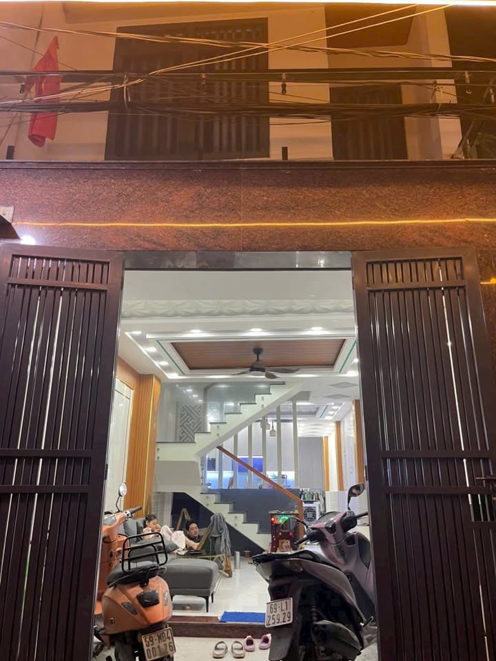 Nhà phố Hóc Môn 64m² giá 4.2 tỷ - Full nội thất tặng kèm!