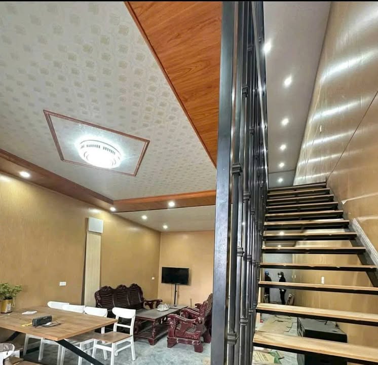 Nhà Đà Lạt 80m² giá 1.15 tỷ - Thiết kế hiện đại, sân ô tô tiện lợi!