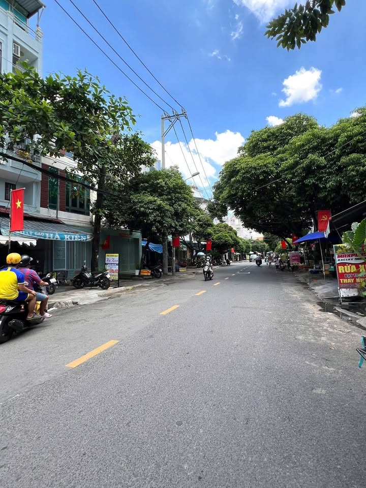 Nhà phố Lạc Long Quân Quận 11 63m² giá 14.2 tỷ - Kinh doanh sầm uất!