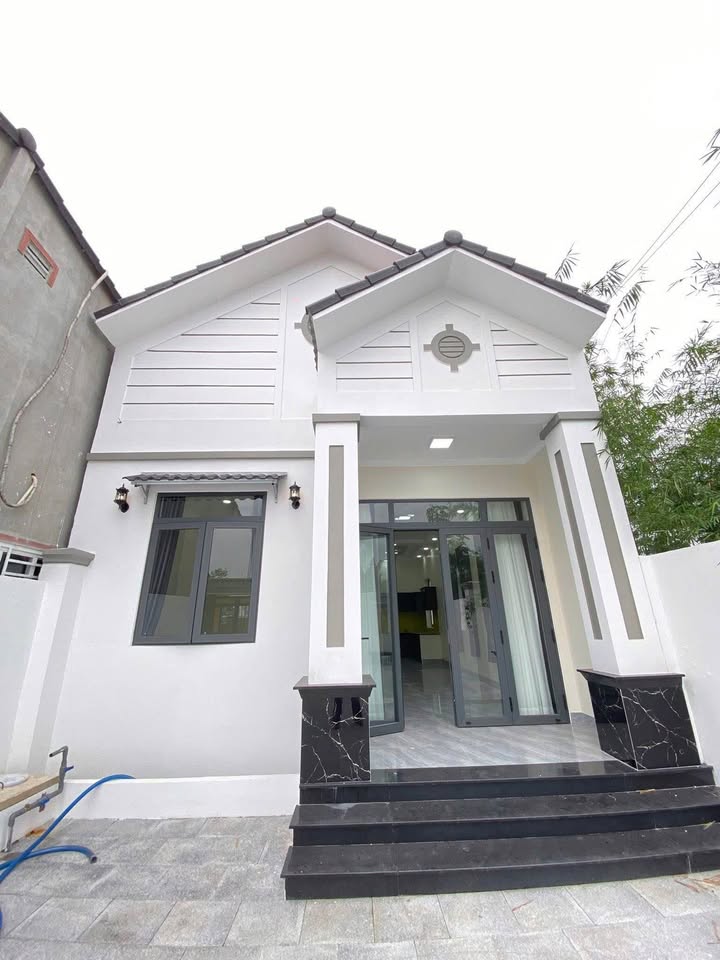 Nhà mái thái kiên cố Tây Ninh 208m² giá 1.6 tỷ - Sân đậu 3 ô tô, chính chủ!