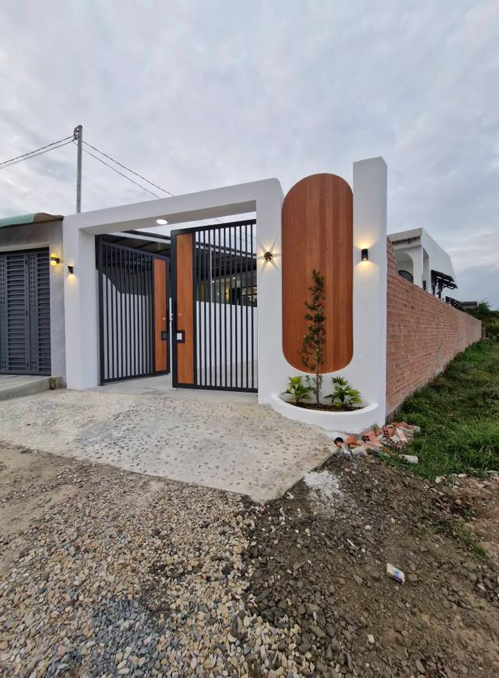 Nhà mới khu Bàn Cờ Tây Ninh 216m² giá 1.49 tỷ - Sân vườn rộng thoáng mát!