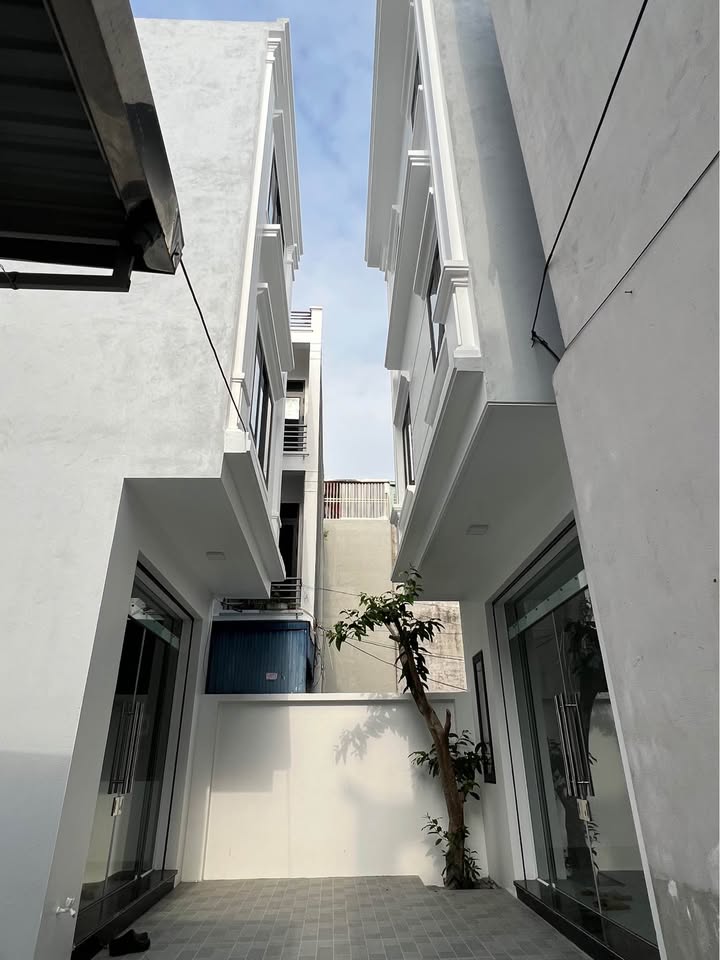 Nhà 3 tầng mới xây 50m² tại 654 Thiên Lôi - Giá chỉ 3.5 tỷ, thiết kế thoáng mát!