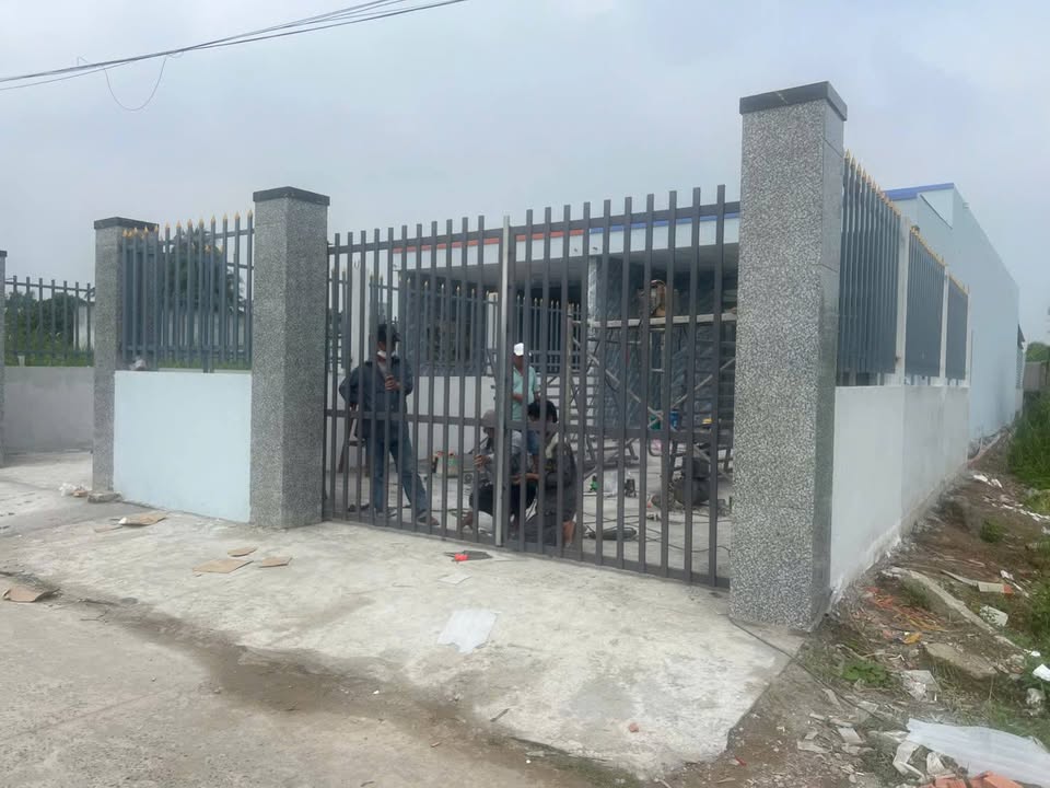 Nhà mới xây Bến Lức 196m² giá 1.55 tỷ - Đường ô tô vào tận nơi!