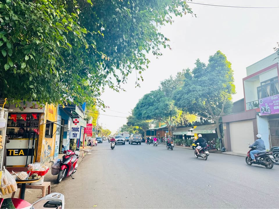 Nhà 1 mê mặt tiền đường Y Moal Buôn Ma Thuột 125m² giá 10.99 tỷ - Kinh doanh thuận lợi!