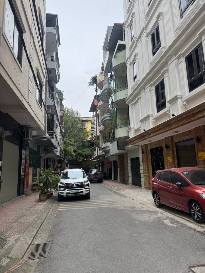 Nhà 4,5 tầng Ngõ 47 Nguyên Hồng 42m² giá 18.8 tỷ - Khu phân lô VIP hiếm có!