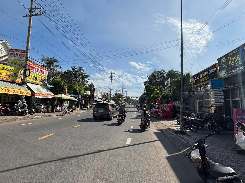 Nhà mặt tiền đường Hùng Vương Trảng Bom 400m² giá 8 tỷ - Kinh doanh sầm uất!