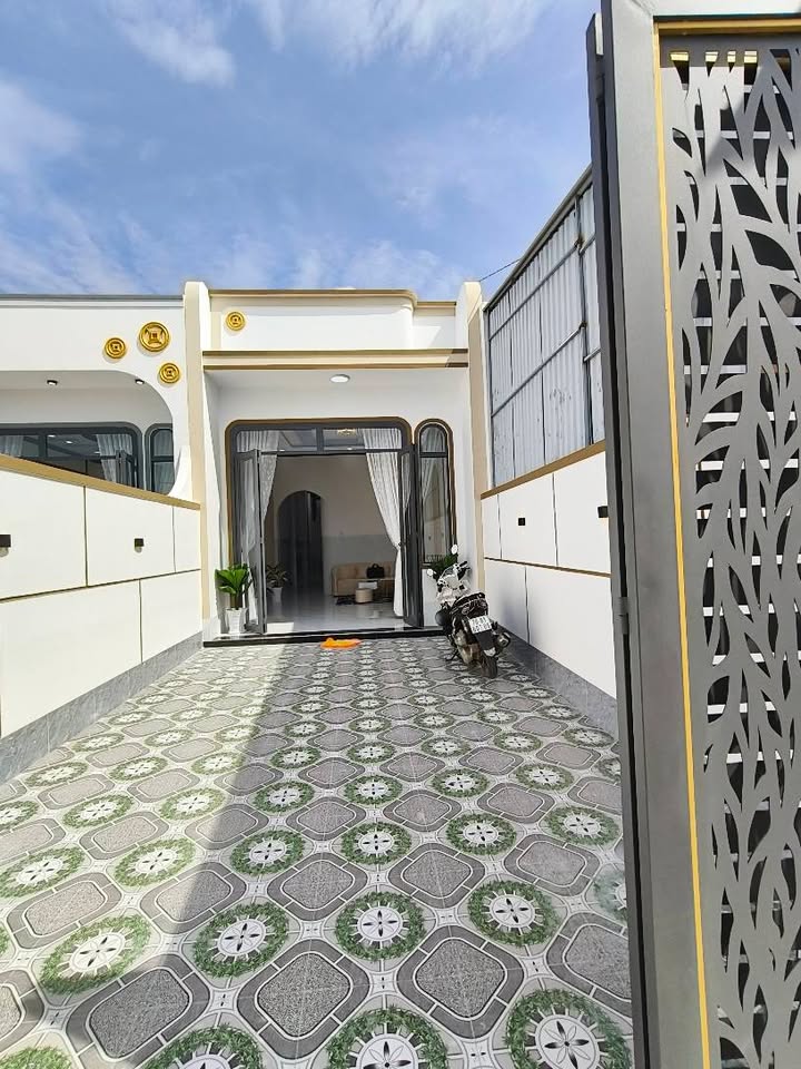 Nhà đẹp hiện đại tại Phường Hòa Thành, Tây Ninh 119m² - Sổ hồng chính chủ, giá chỉ 1.55 tỷ!