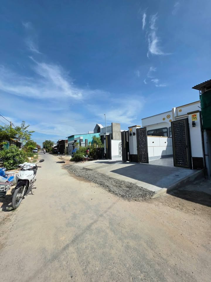 Nhà liền kề 118m² tại Long Thành, Tây Ninh - Thiết kế hiện đại, giá 1.55 tỷ!