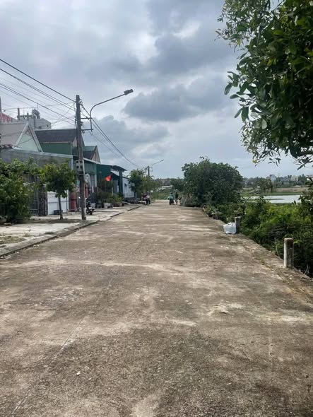 Nhà bán Thiện Đức Bắc, Hoài Hương 150m² giá 1 tỷ - Khu dân cư đông đúc, view hồ thoáng mát!