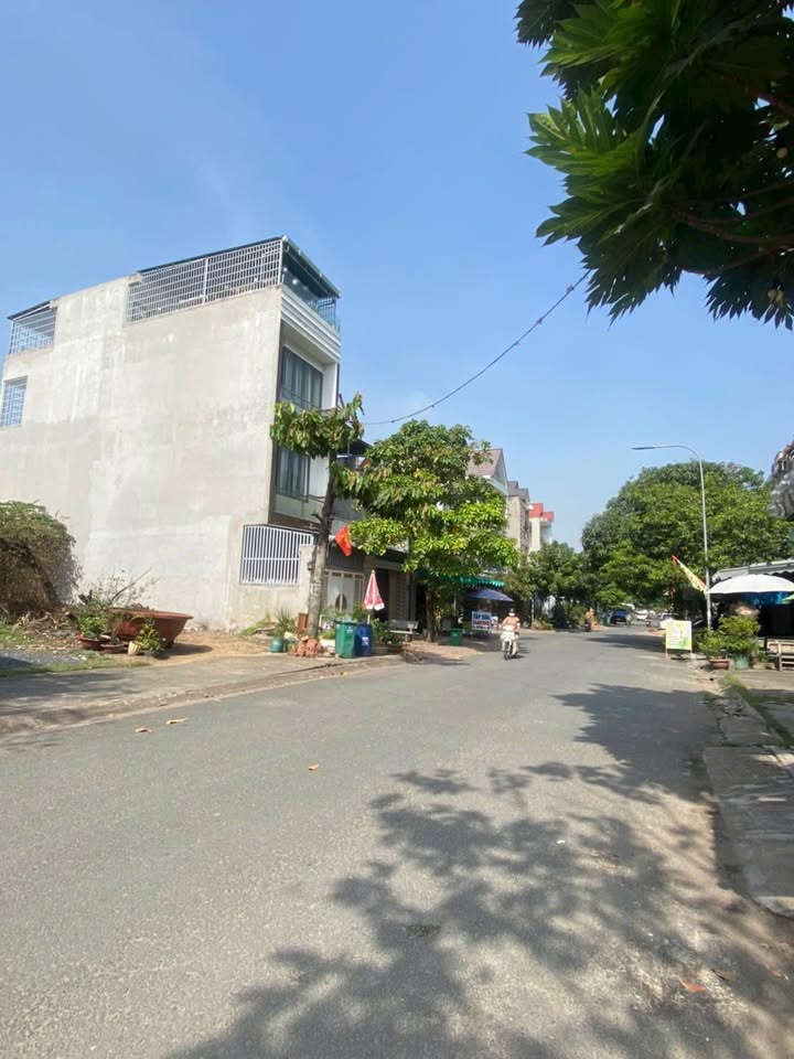 Nhà mái thái 160m² tại Long Bình Tân - Giá 7.6 tỷ - Sổ hồng chính chủ!