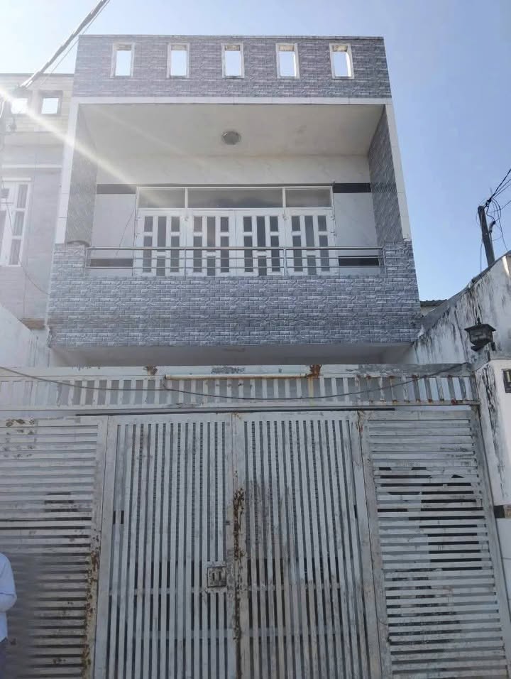 Nhà phố Hóc Môn 105m² giá 5.2 tỷ - Sổ hồng chính chủ, hoàn công đầy đủ!