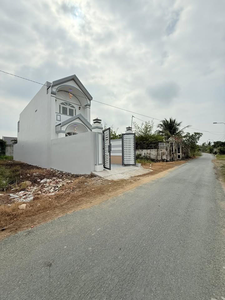 Nhà lầu mái Thái 131m² Cần Giuộc - Giá chỉ 2.95 tỷ, kinh doanh thuận lợi!