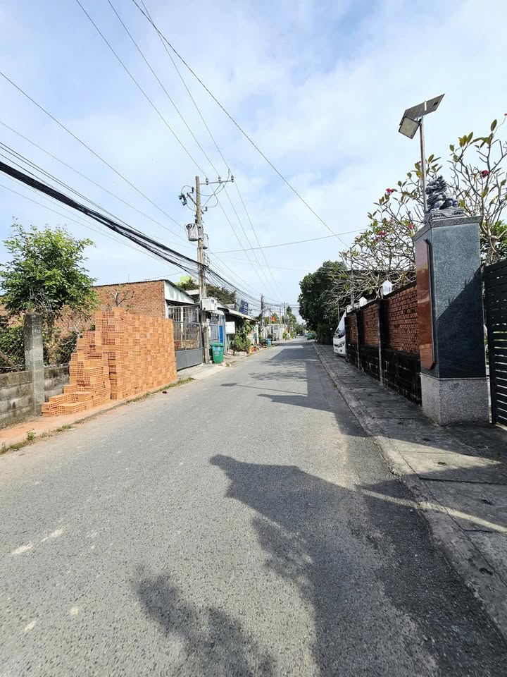 Nhà Hoàn Công Đang Xây tại Dĩ An 125m² giá 7.3 tỷ - Thiết kế hiện đại, sẵn sàng kinh doanh!