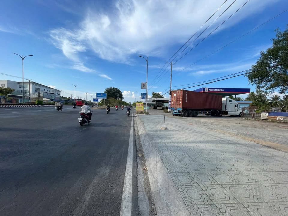 Đất nền Quốc Lộ 60 Châu Thành 1300m² giá 16.9 tỷ - Mặt tiền rộng thuận tiện kinh doanh!