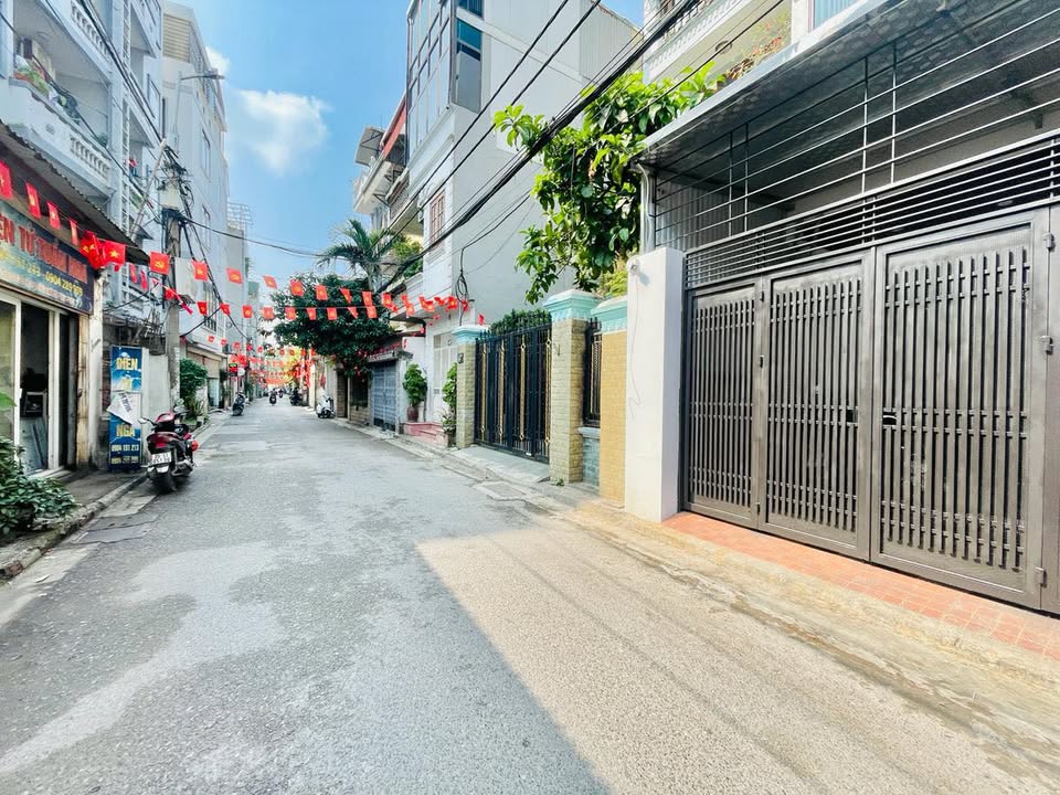 Nhà phố Hoa Lâm, Long Biên 76m² giá 13.7 tỷ - Kinh doanh sầm uất, ô tô tránh!