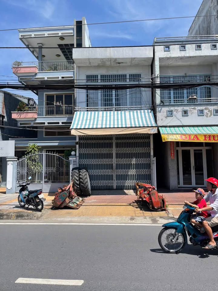 Bán nhà mặt tiền Trần Hưng Đạo, Mỹ Thạnh, 200m² giá 4 tỷ - Kinh doanh thuận lợi!