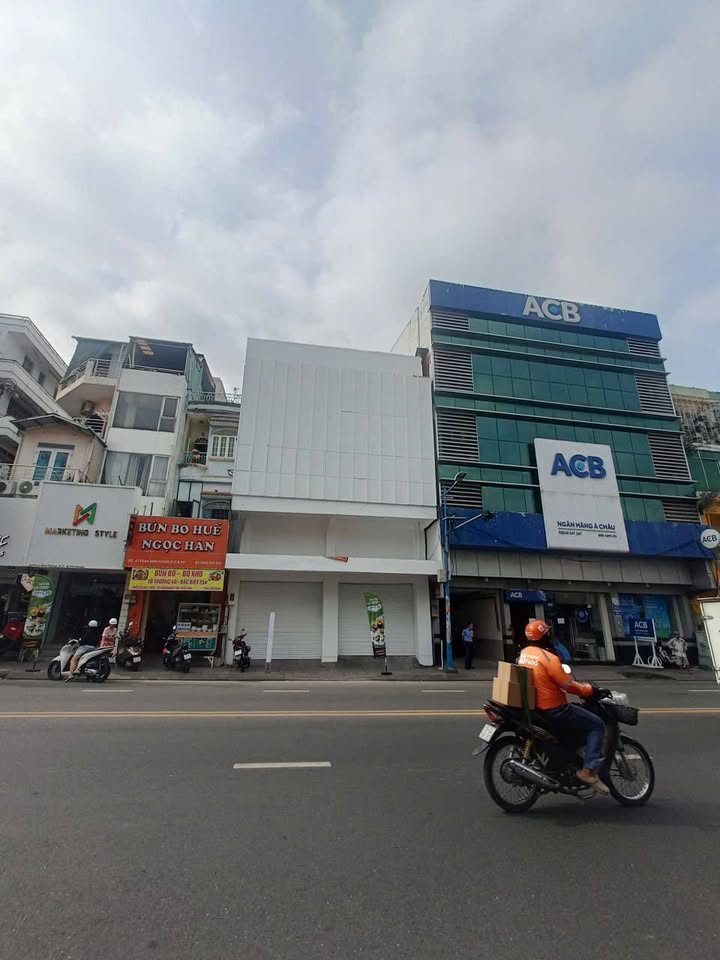 Cho thuê mặt tiền đường Phan Đình Phùng, quận Phú Nhuận, 136m² - Nhà mới, dễ nhận diện thương hiệu
