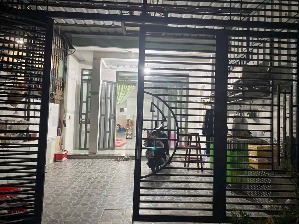 Nhà bán Phú Lợi, Thủ Dầu Một 102m² giá 2.3 tỷ - Sân đậu ô tô thoải mái!