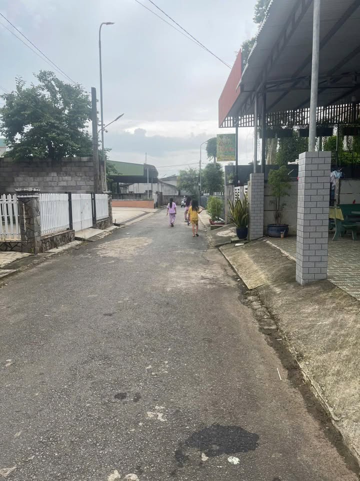 Nhà phố Ấp Đức Long, xã Gia Tân 2, 240m² giá 3.2 tỷ - Mặt tiền đường nhựa tiện lợi!