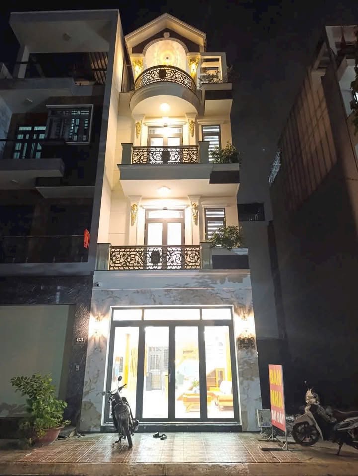 Nhà phố Phú Hồng Thịnh VI Dĩ An 60.8m² giá 6.9 tỷ - Full nội thất, vị trí đắc địa!