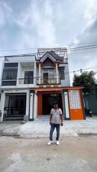 Nhà phố Thị trấn Cần Giuộc 100m² giá 4.2 tỷ - Sẵn sàng vào ở ngay!