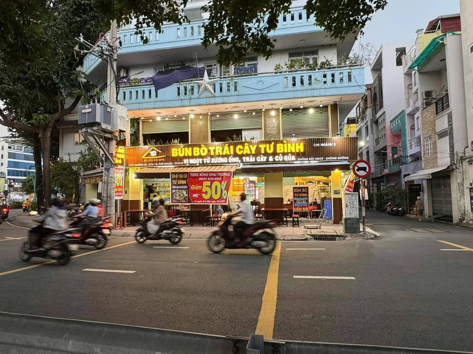 Nhà Mặt Tiền Trường Sa, Phú Nhuận 82.5m² giá 26.5 tỷ - Căn góc hiếm có!