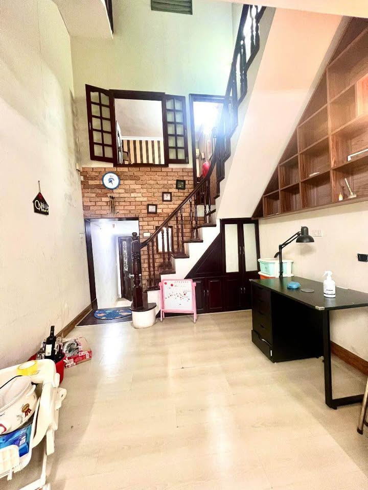 Căn hộ Tập Thể Hoàng Đạo Thành, Thanh Xuân 180m² - Thiết kế thông thoáng, sẵn sàng giao dịch!