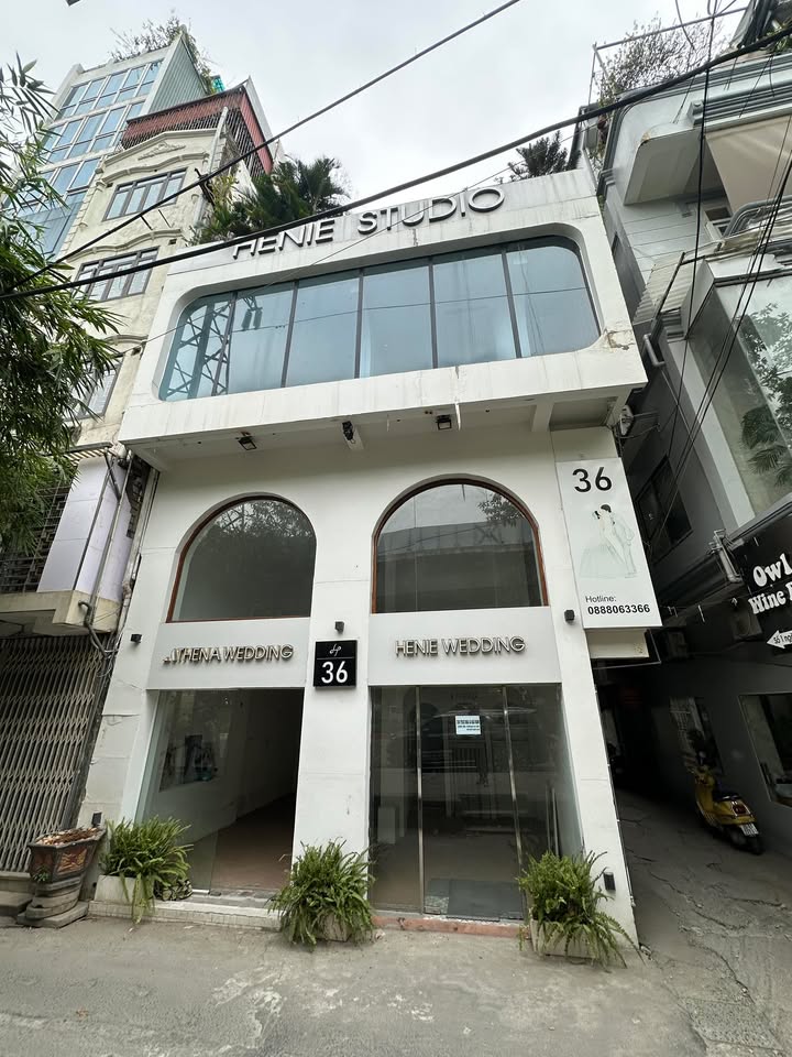 Cho thuê mặt phố Văn Cao, Ba Đình 35m² - Lô góc, vỉa hè rộng, vào luôn!