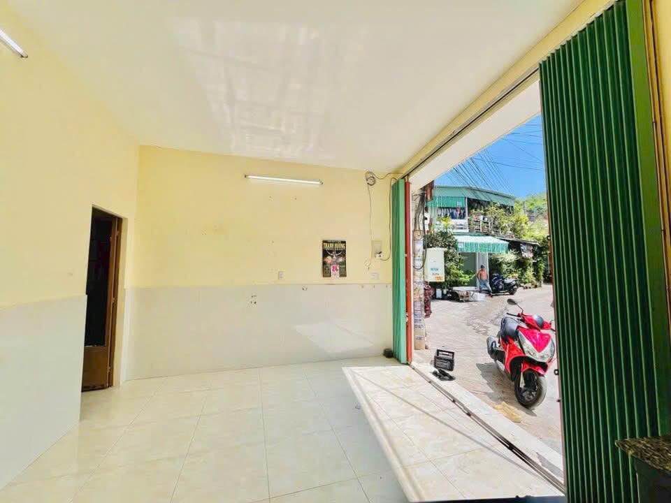 Nhà Mặt Tiền cho thuê đường Dương Văn Nga 75m² giá 5 triệu - Kinh doanh thuận lợi!
