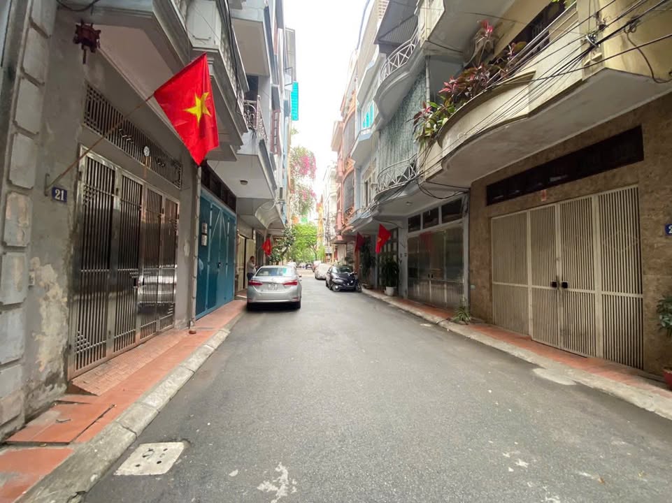 Nhà riêng Hoàng Quốc Việt 62m² giá 18.5 tỷ - Nhà đẹp 2 mặt thoáng, ô tô vào tận nơi!