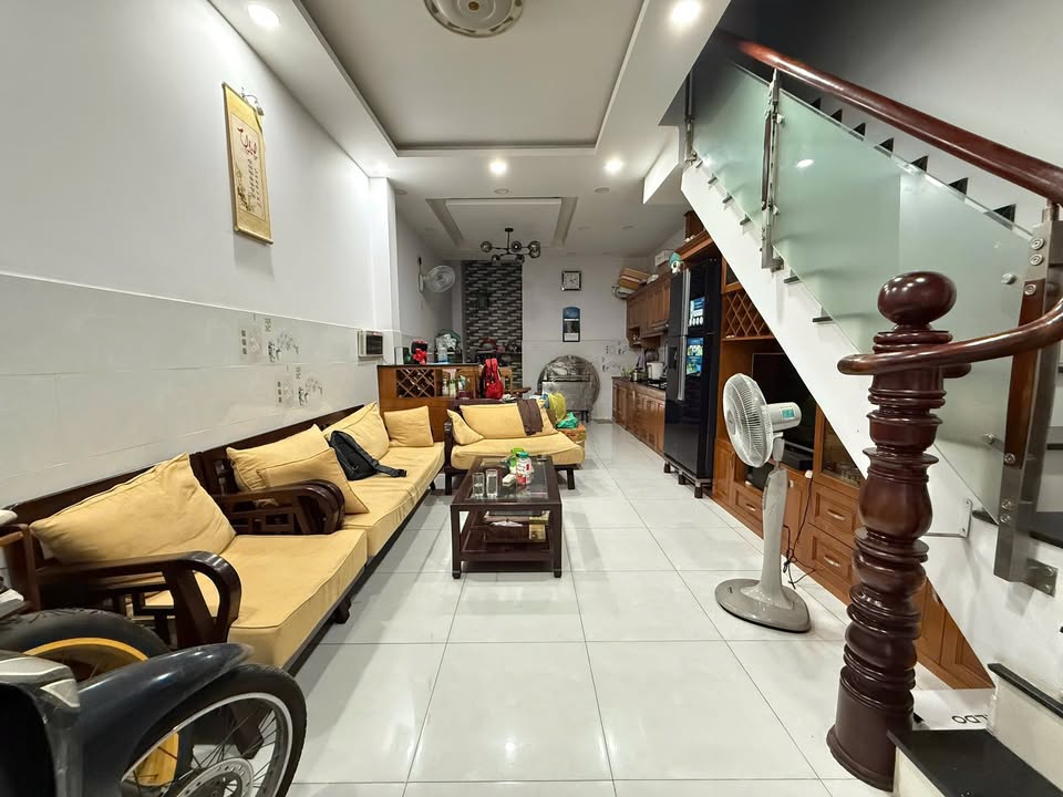 Nhà 4 Tầng Phạm Văn Đồng, Bình Thạnh 52m² giá 8.2 tỷ - Hẻm xe tải rộng rãi!