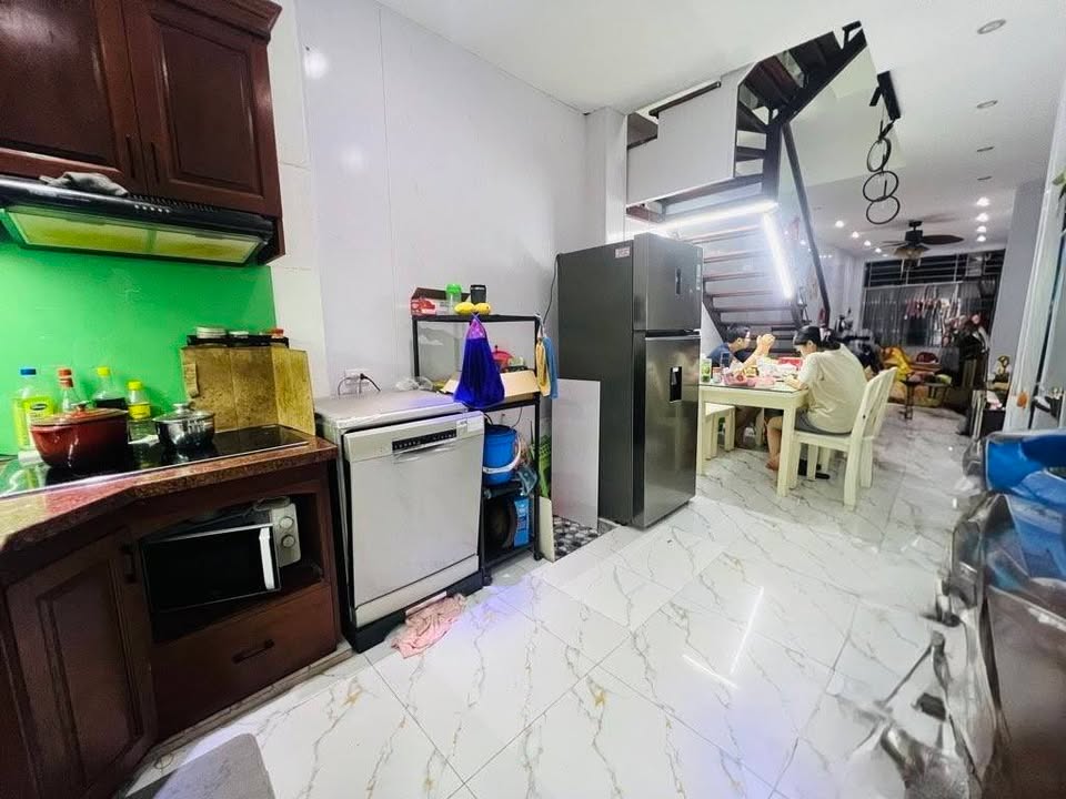 Nhà riêng Thanh Xuân 35m² giá 7.4 tỷ - Sổ đỏ chính chủ, gần chợ và trường học!