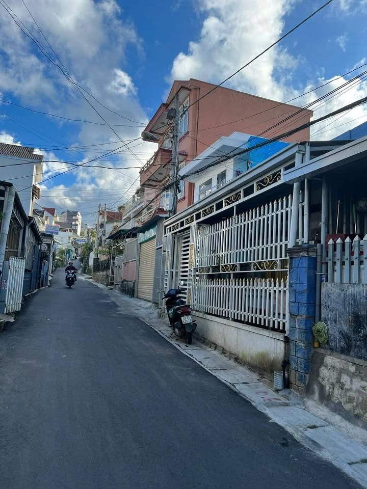 Bán đất tặng nhà xây hoàn công 142m² hẻm nhựa ô tô phường Xuân Hương Đà Lạt - Giá chỉ 7 tỷ!