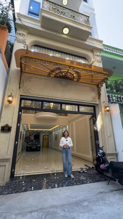 Nhà phố 7 tầng Phúc Đồng 85m² giá 27 tỷ - Phong cách Hoàng gia, gần sân Golf!