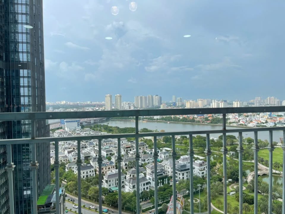 Căn hộ Vinhomes Central Park Bình Thạnh 105m² giá 18.7 tỷ - Đầu tư sinh lời hấp dẫn!