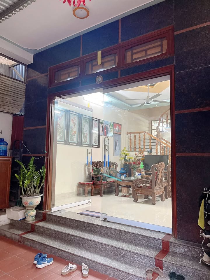 Nhà 3 tầng tại đường Lý Tự Trọng, phường Minh Khai - Giá 2,7 tỷ, chính chủ bán gấp!