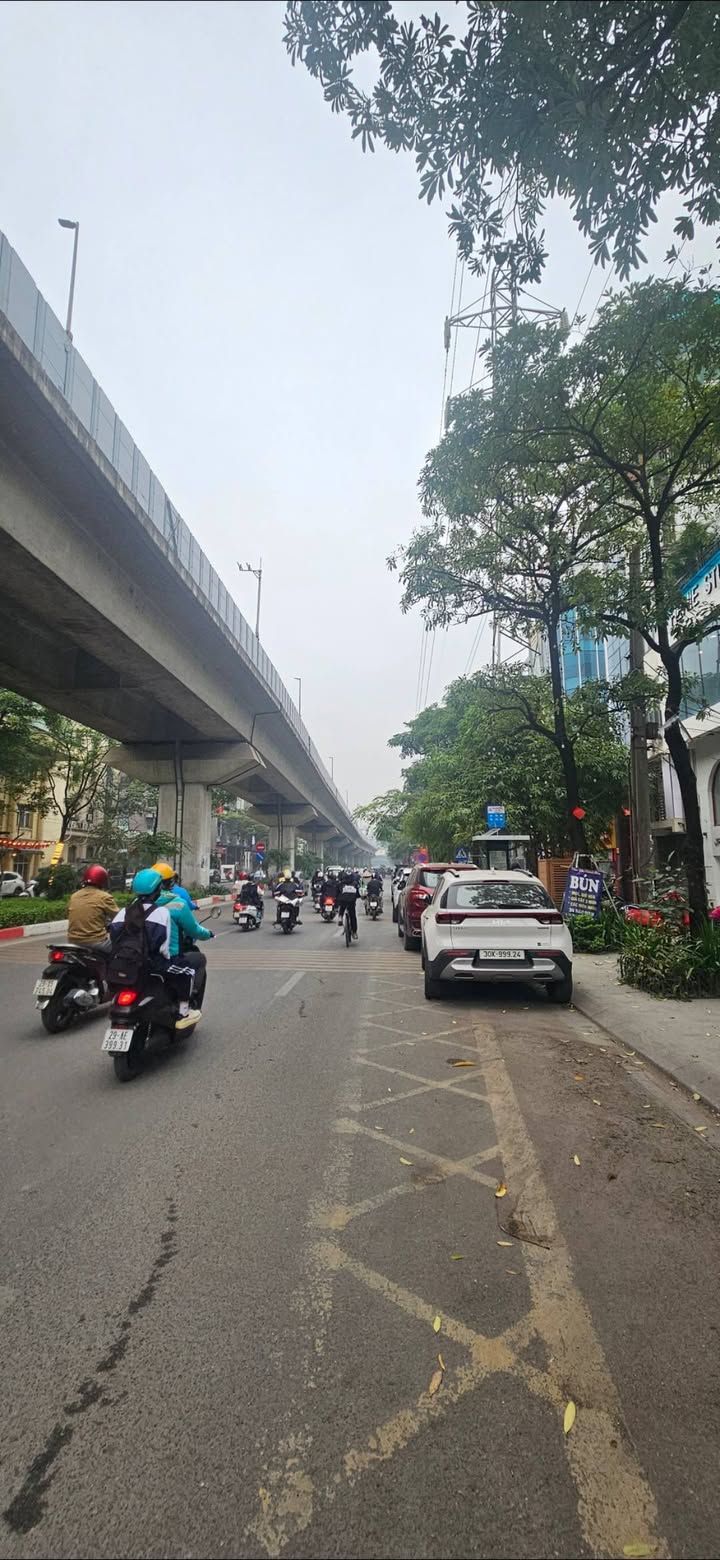 Nhà phố Hào Nam, Đống Đa 60m² giá 18.5 tỷ - Vị trí đắc địa, doanh thu cao!