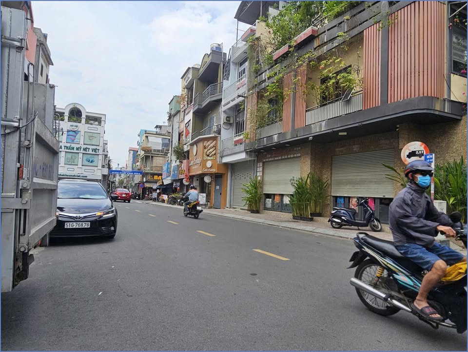 Nhà Góc Cho Thuê 2 Mặt Tiền Đường Huỳnh Văn Bánh, Phú Nhuận 88m² - Lô Góc Thông Thoáng, Thích Hợp Kinh Doanh!