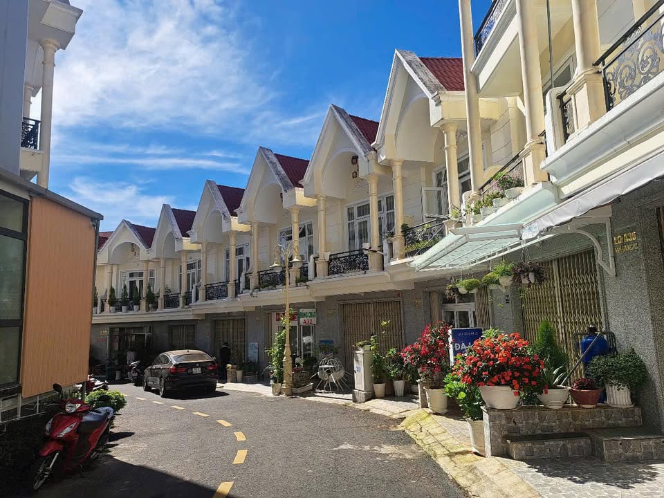 Cho thuê nhà nghỉ dưỡng Golden Hill Đà Lạt 6 phòng ngủ giá 15 triệu - View đẹp lý tưởng!