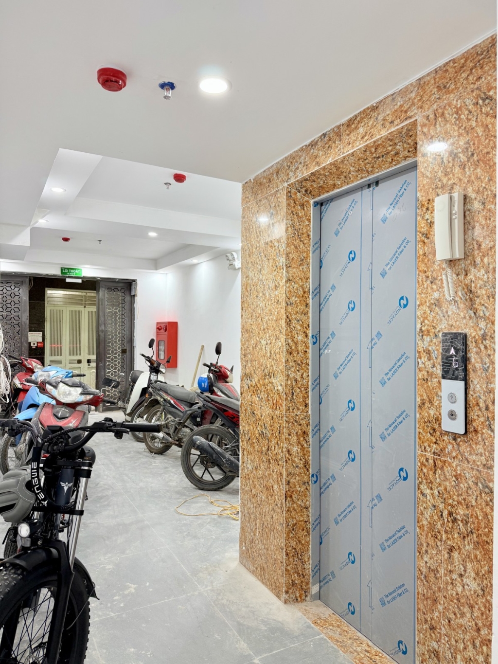 Bán tòa CCMN Đê La Thành nhỏ, Đống Đa, 60m² giá 20.8 tỷ - Lô góc ngõ thông, cho thuê 15 phòng khép kín