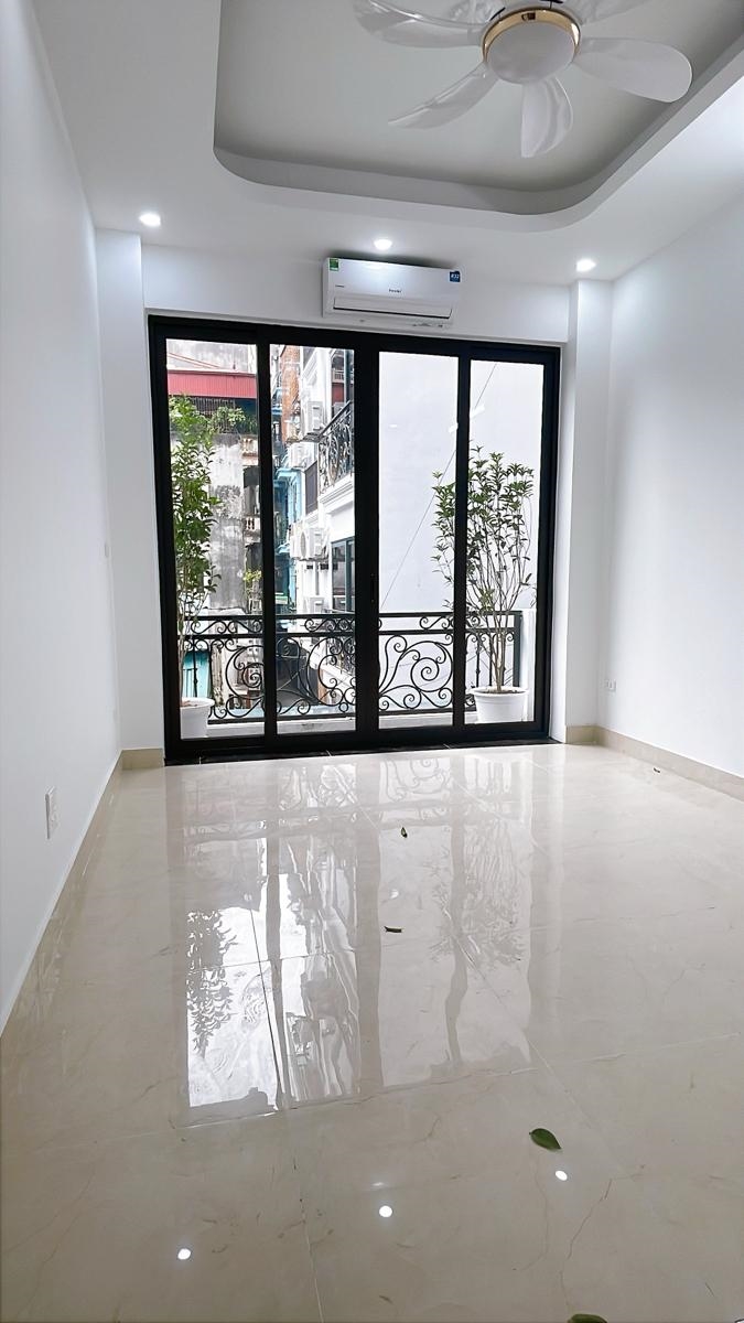 Nhà đẹp Cầu Giấy 47m² giá 12 tỷ - Lô góc thoáng mát, sân rộng