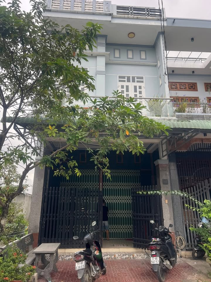 Nhà mặt tiền đường Lê Lợi, TT Phú Phong 100m² giá 2 tỷ - Kinh doanh sầm uất!