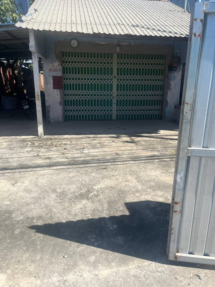 Nhà cho thuê Quốc Lộ 80, 200m² - Sân bê tông cho xe tải vào thoải mái!