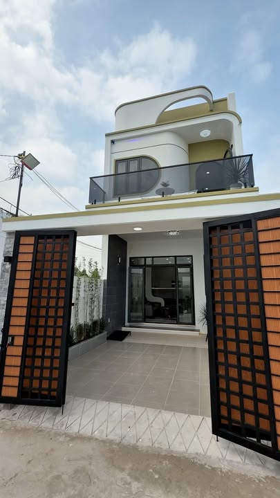 Nhà lầu Phường 9, Mỹ Tho 118m² - Sân ô tô 7 chỗ, giá thỏa thuận!